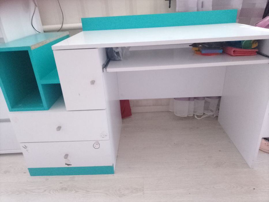 Парта шкільна білого кольору