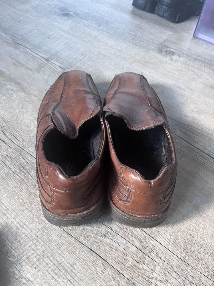 Sapato castanho de homem