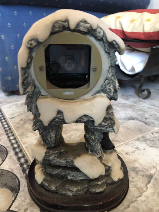 Relógio com estátua de pinguins