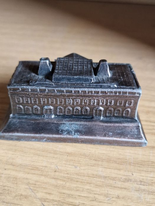 Metalowa figurka biały dom