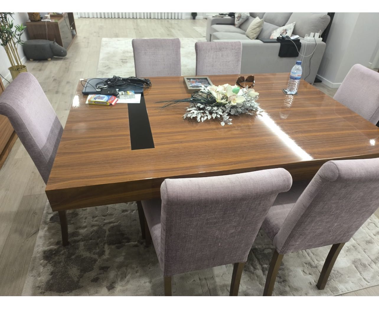 Vendo mesa 160x110 e extensível, folha de Nogueira, alto brilho.