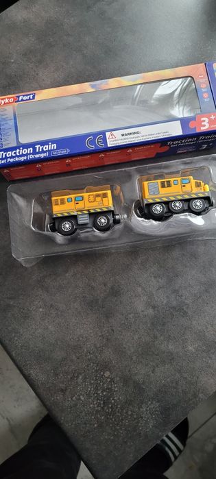 Żółty pociąg z wagonikiem, ala Brio.