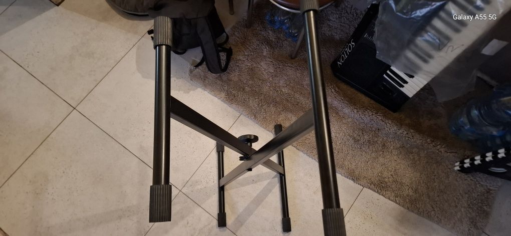 Statyw z regulacja pod keyboard