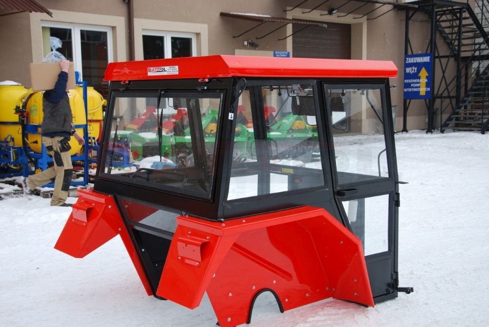 Kabina URSUS C-360 NAGLAK z metalowymi kanciastymi błotnikami C360