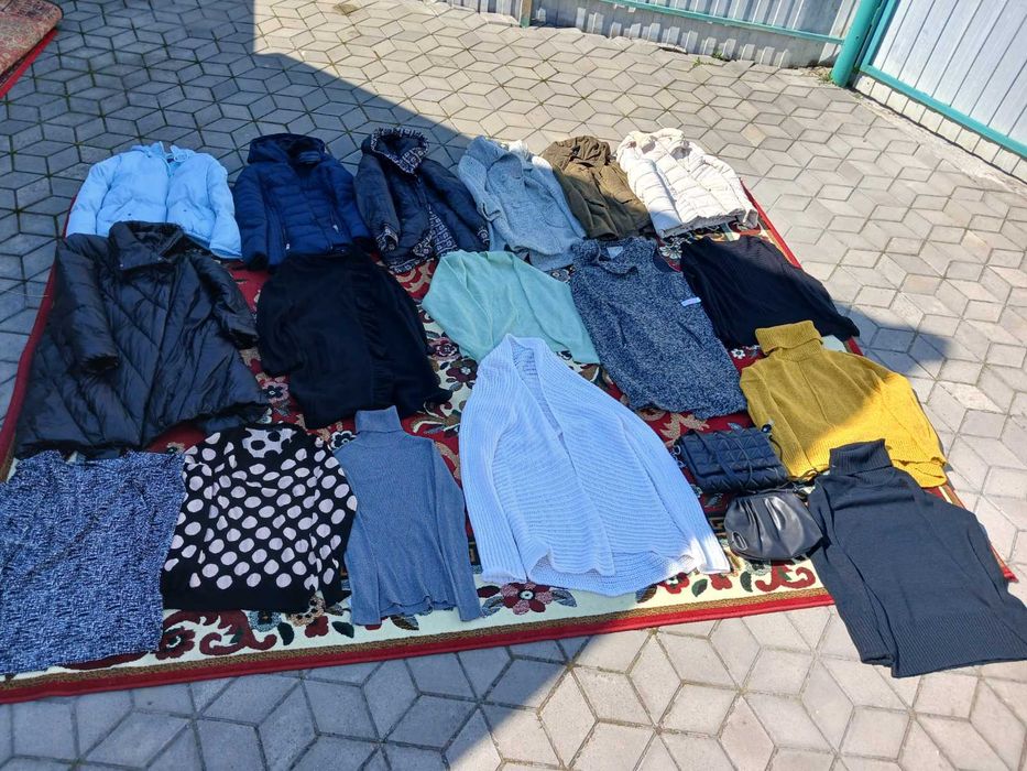 Оптом пакет жіночих демісезонних курточок та  речей майже нових