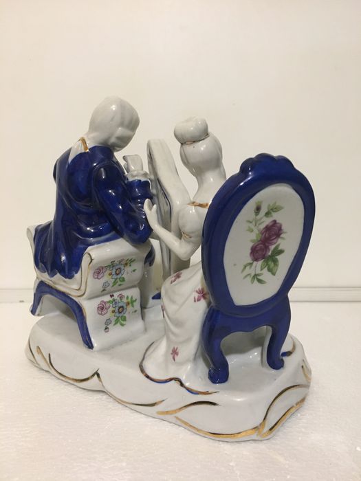 Винтажная фарфоровая статуэтка расписанная вручную