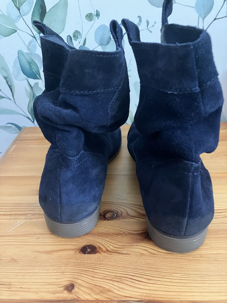 Botki damskie Lasocki skóra zamszowa granatiwe roz.38