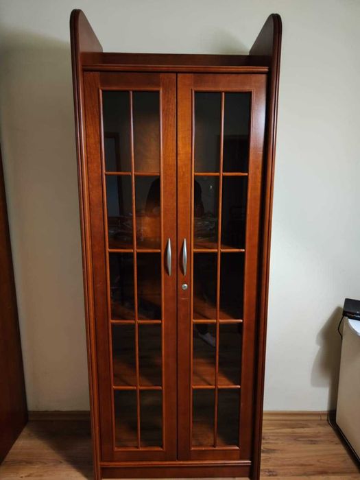 Biblioteczka / witryna w kolorze cherry