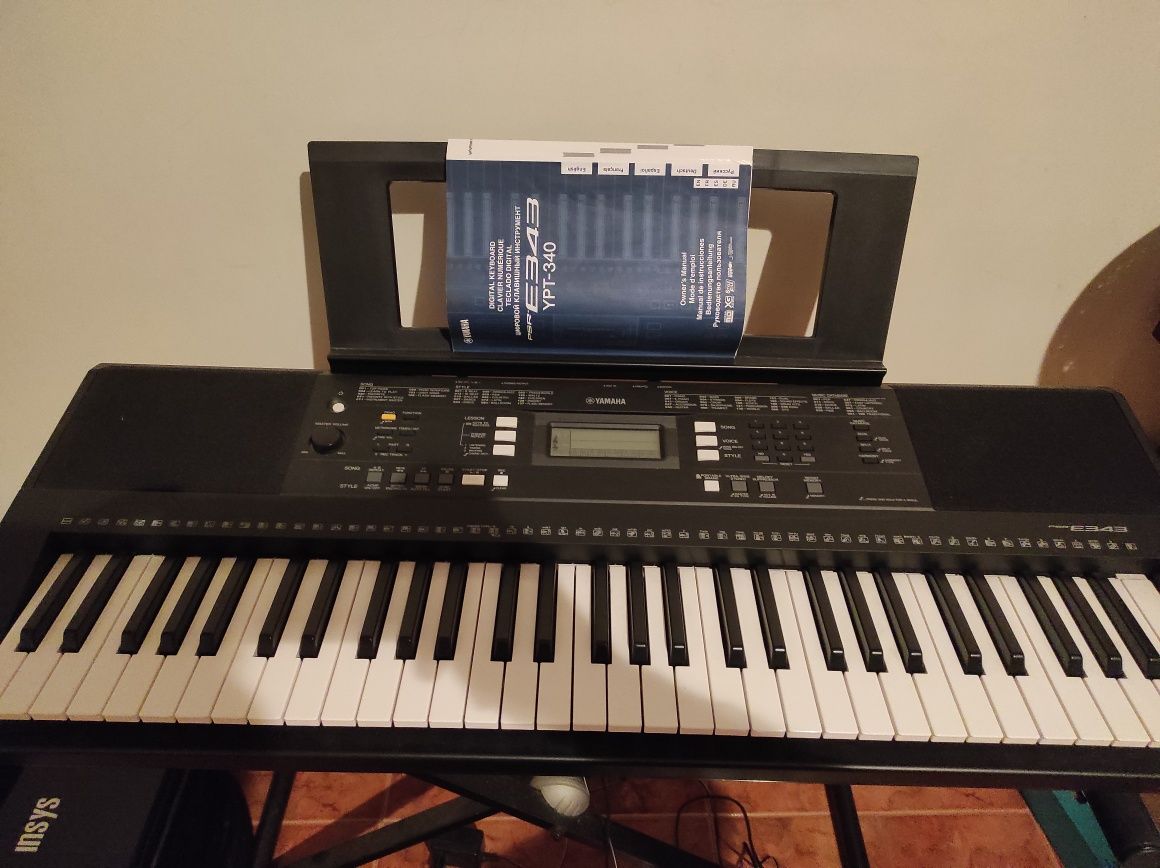 Piano/Teclado Yamaha c/ pedal e suporte