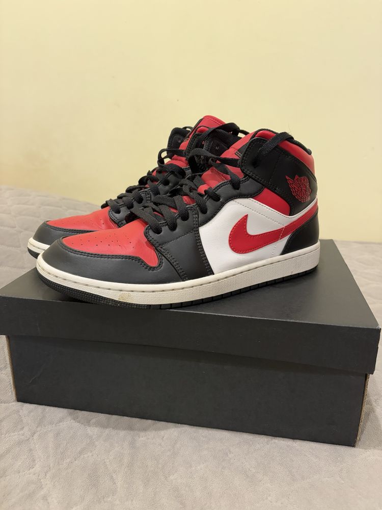 Air Jordan mid 1