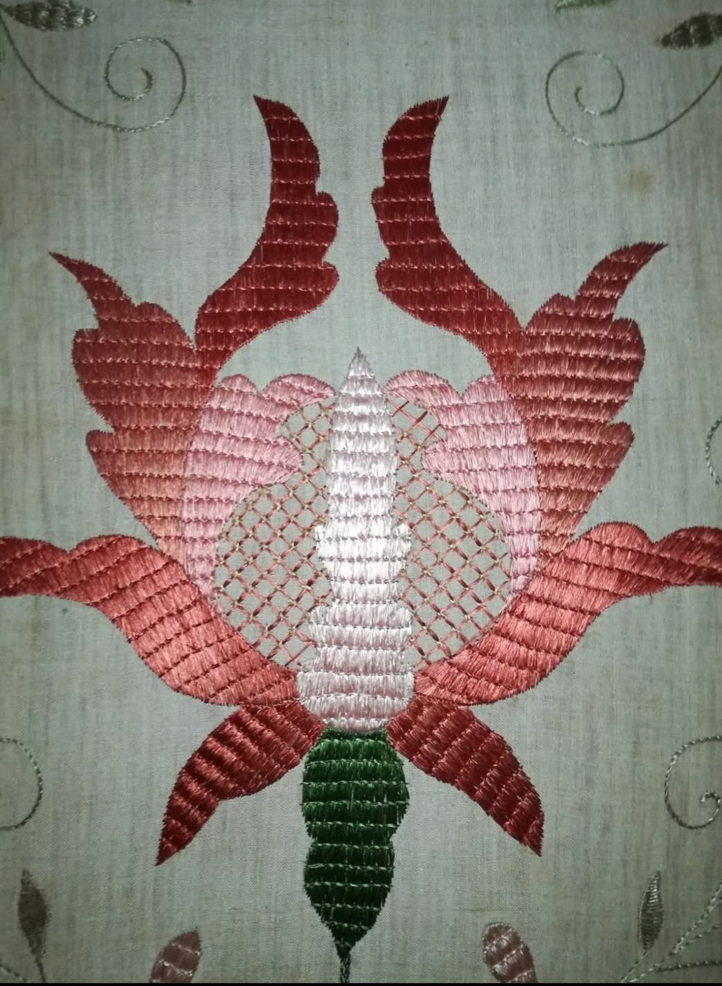 Biombo com bordado castelo branco