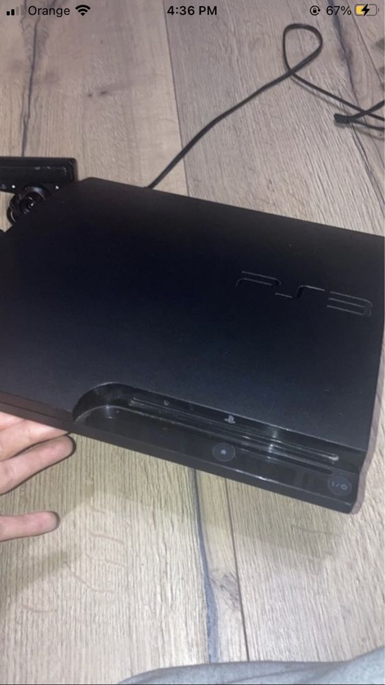 Playstation 3 z pelnym okablowaniem i kamera.