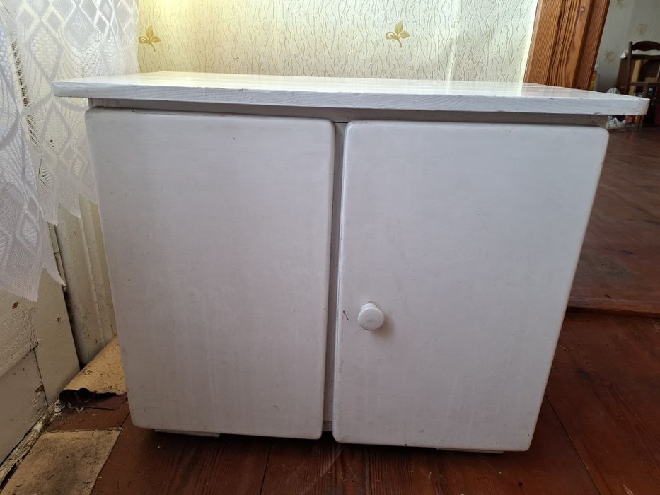 Biała szafka PRL