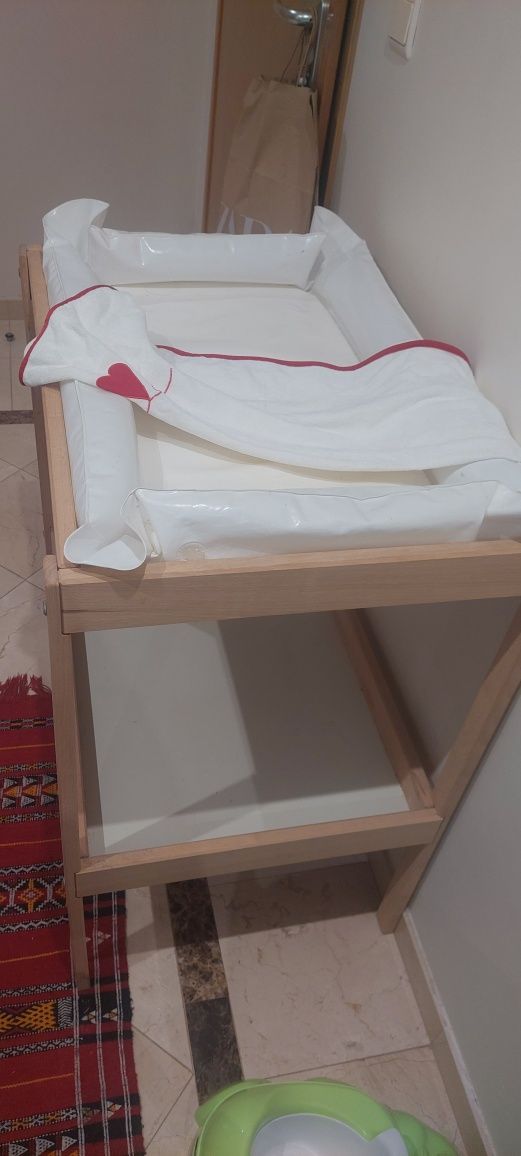 Cama de bebé e fraldário