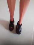 4 sapatos para boneca tucha - pretos, azuis, laranja e vermelho.