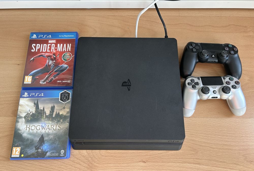 PlayStation 4 slim + 2 comandos + 2 jogos