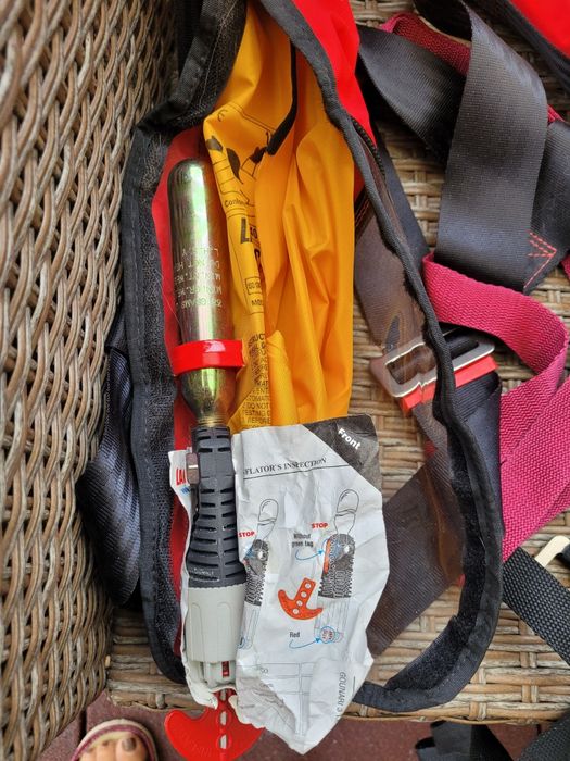 Szelki ratunkowe samopompujące