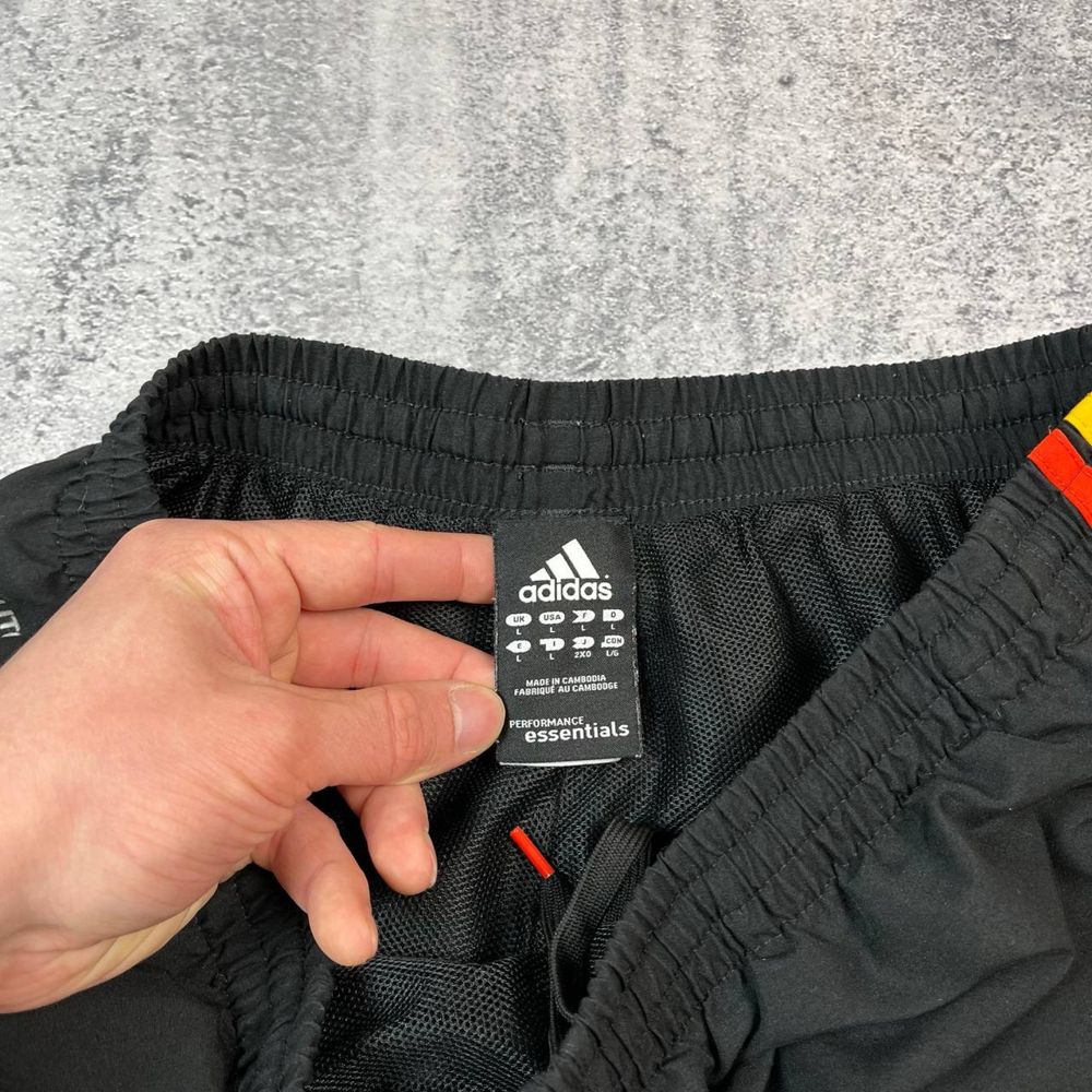 Оригінальні чоловічі шорти Adidas Essential M-L розмір