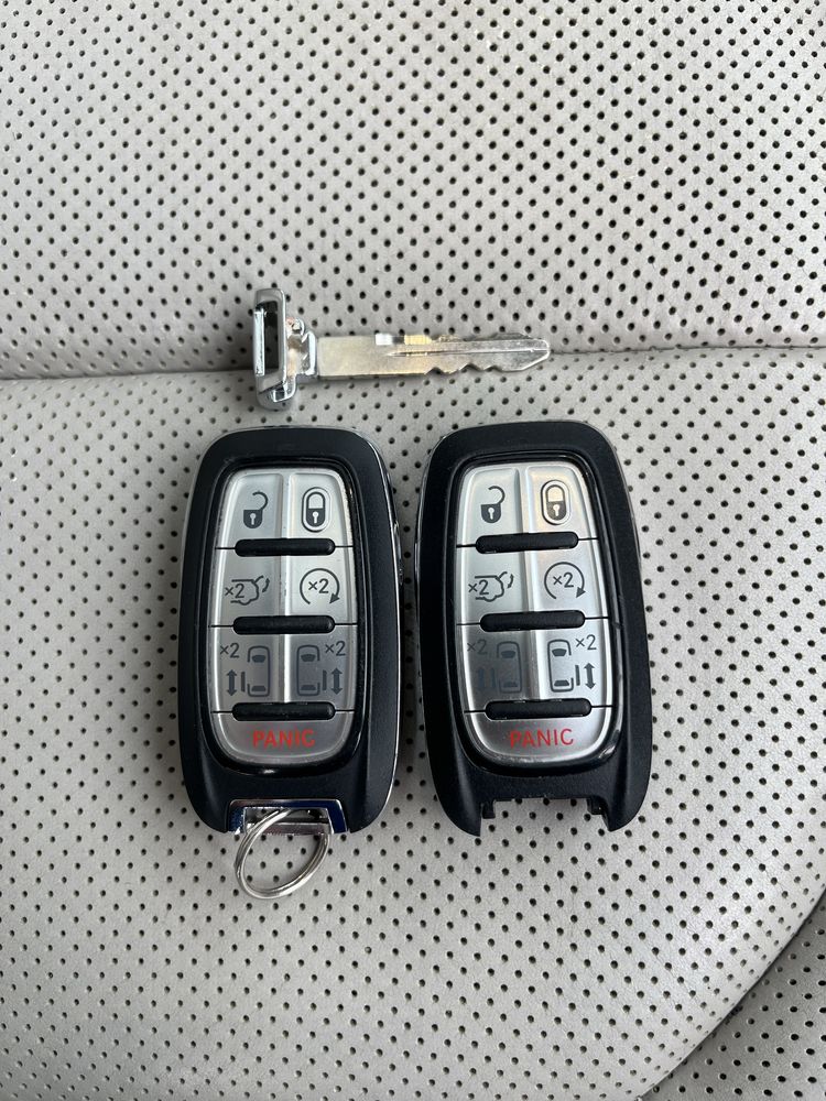 Chrysler Pacifica radio USA polski mapy lektor kodowanie lampy klucze