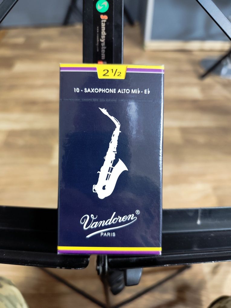 Оригінальна упаковка Vandoren Traditional 2½ для альт-саксофона.