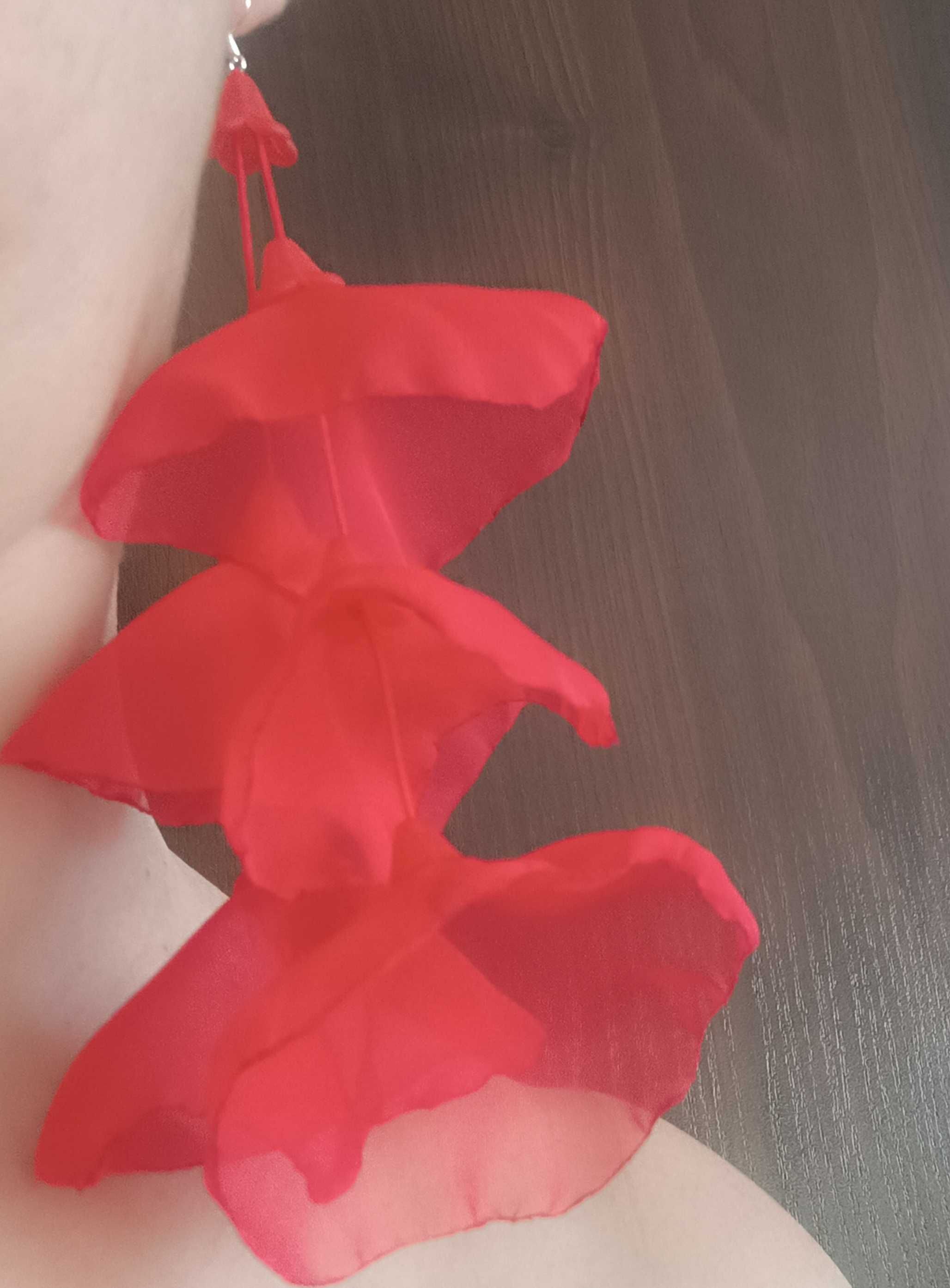 Czerwone kolczyki materiałowe kwiaty w stylu boho