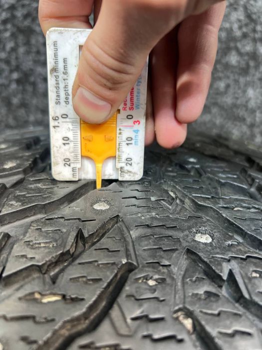 Продам Б/У шини Nokian 235/40R19 Hakkapeliitta 9