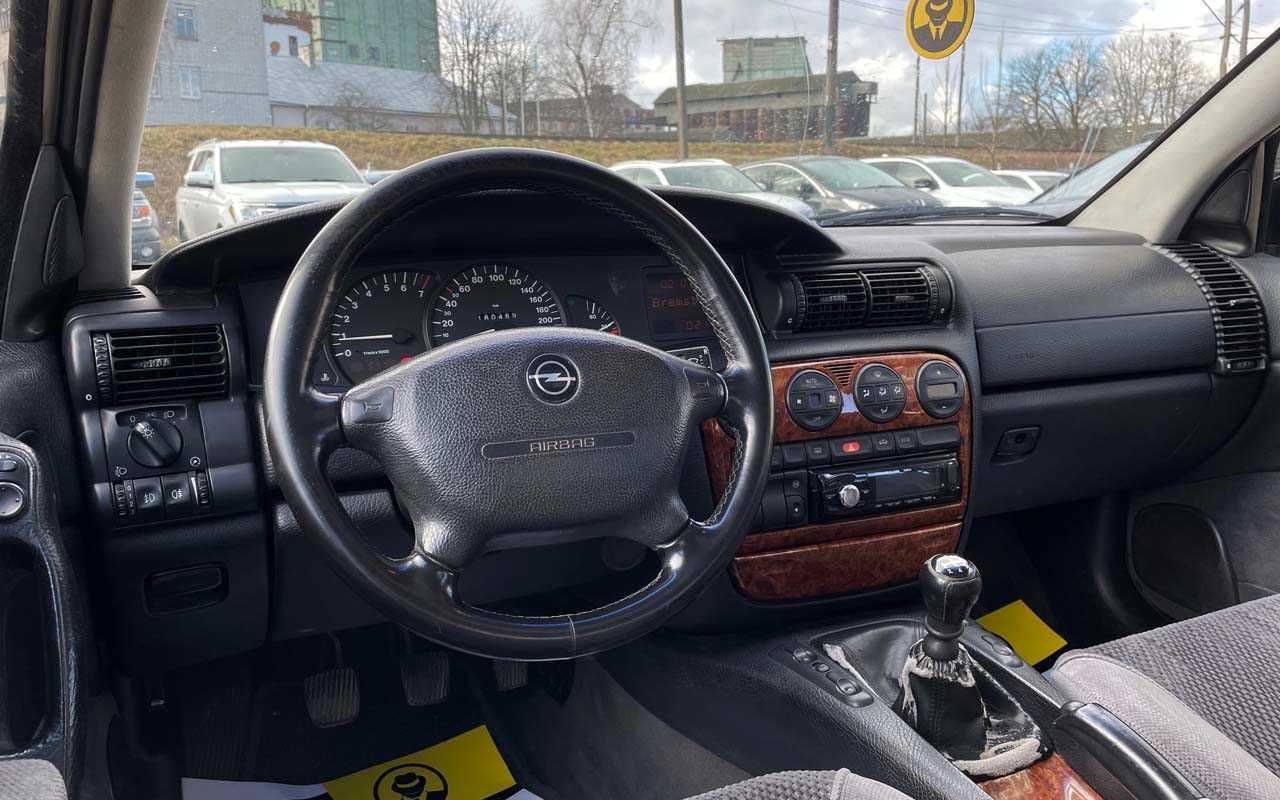 Opel Omega 1996 року