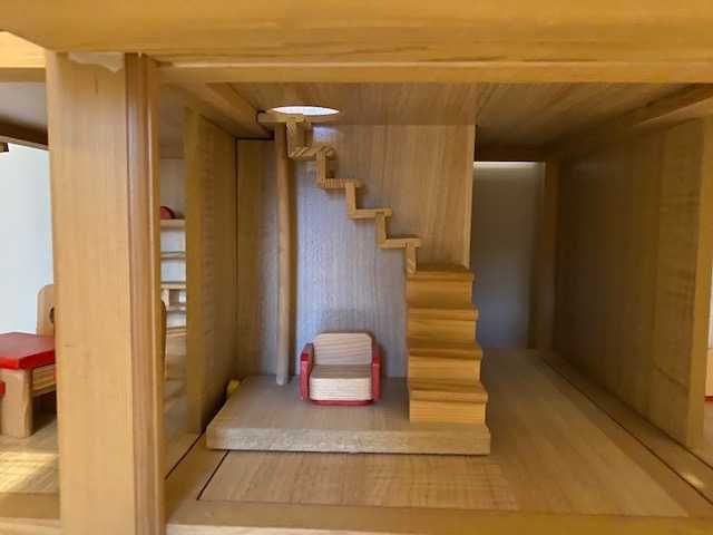 Duży drewniany domek dla lalek