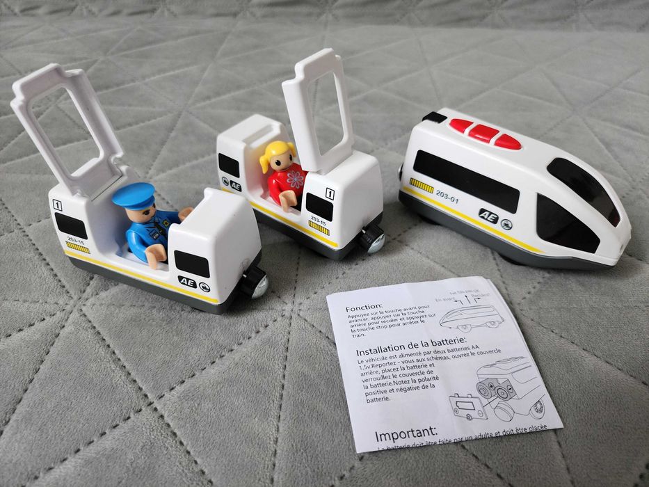 Поїзд на батарейках з двома вагончиками Новий BRIO LILLABO