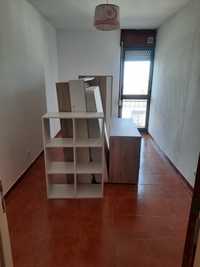 Vendo cama de casal, mesa de cabeceira, estante Ikea etc