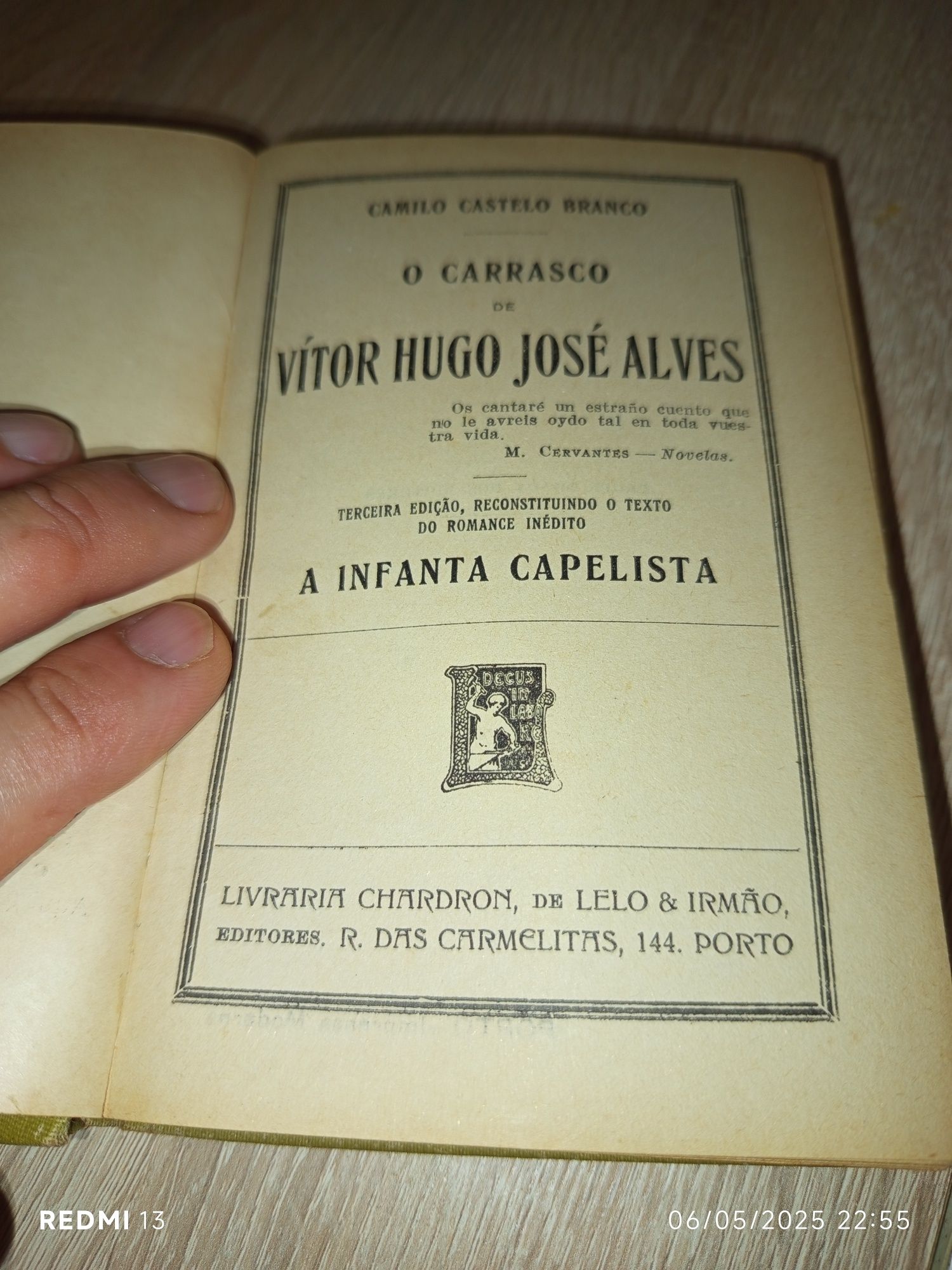Livro antigo O Carrasco, de Camilo Castelo Branco
