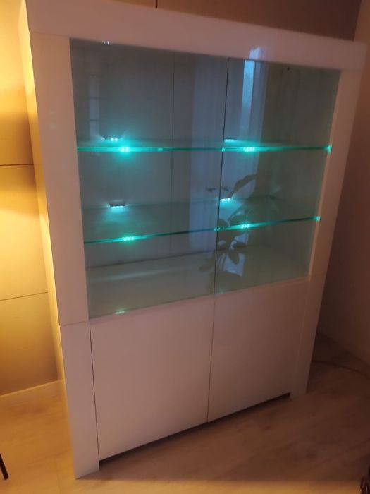 Biała witryna z oświetleniem LED