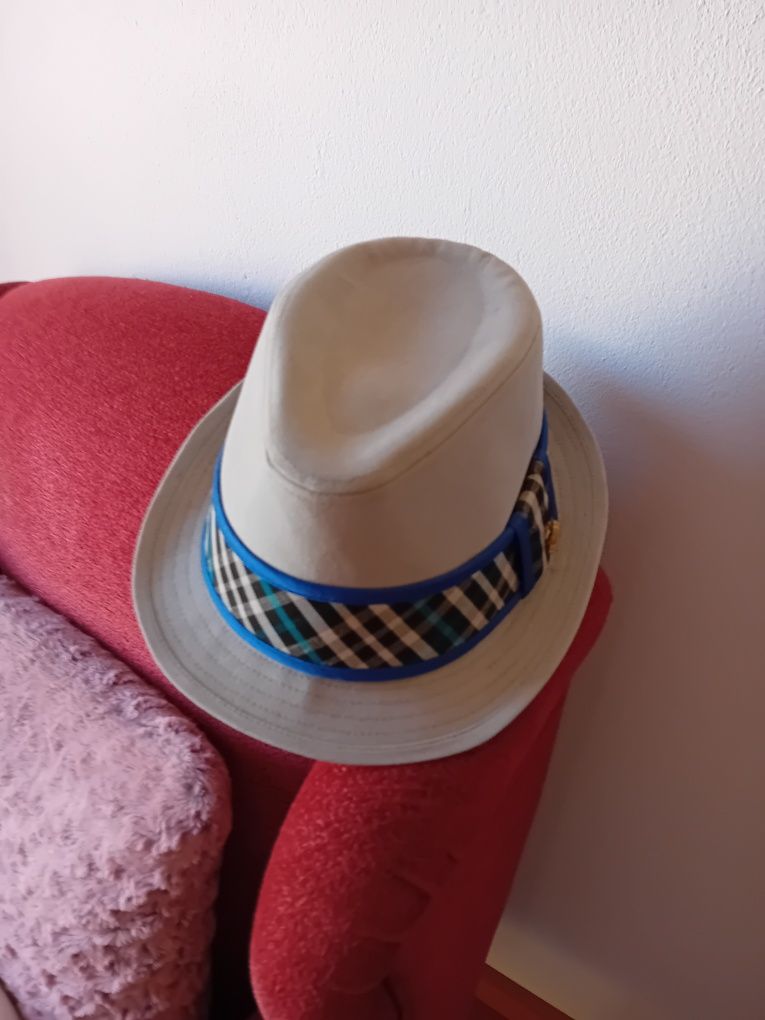 Chapéu de feltro cinzento