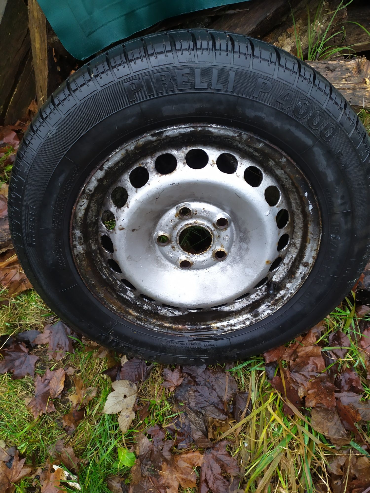 Koło od audi ,gruby bierznik Pirelli 196/65/15