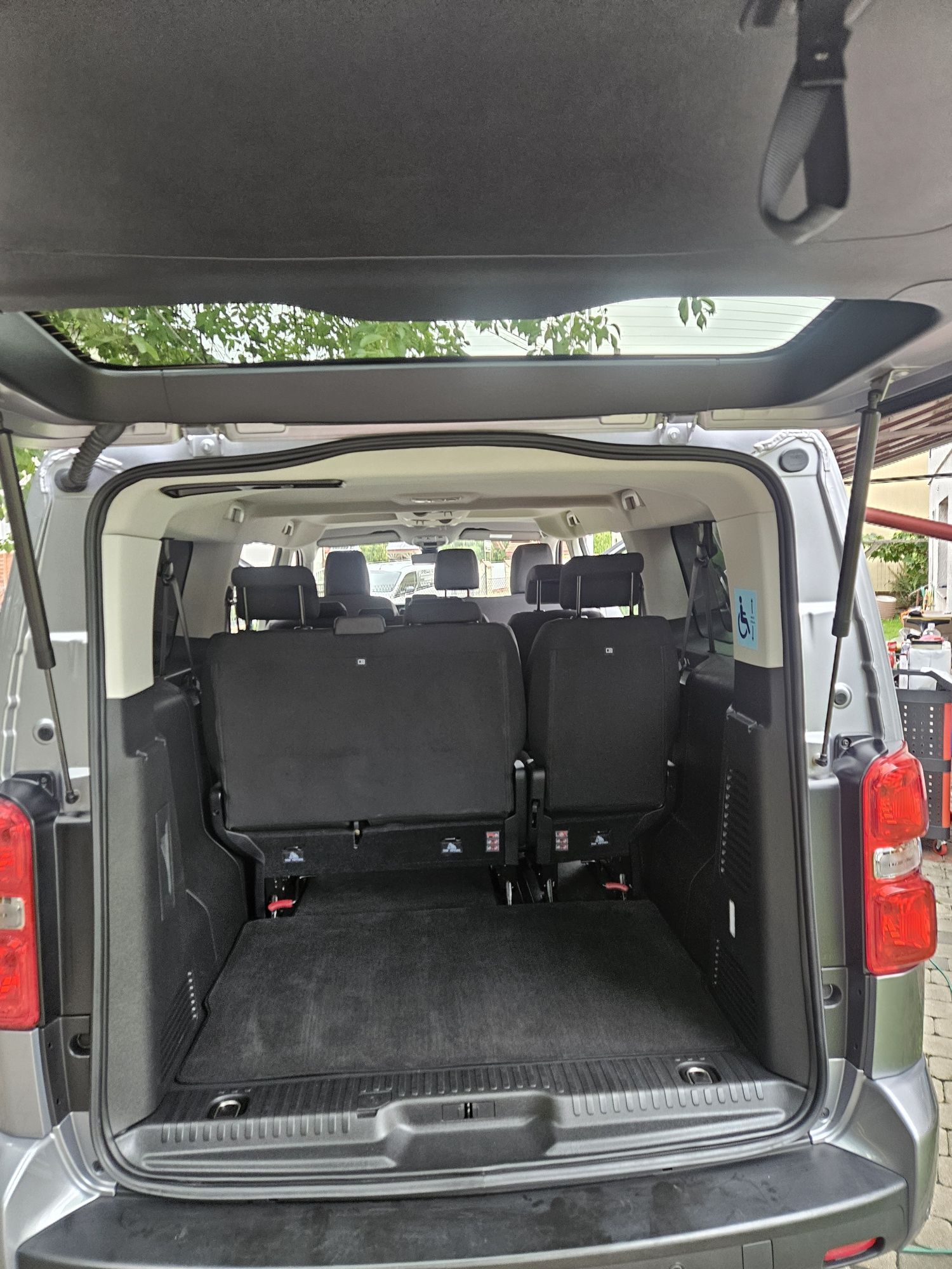Wynajem busa Peugeout Traveller 2024