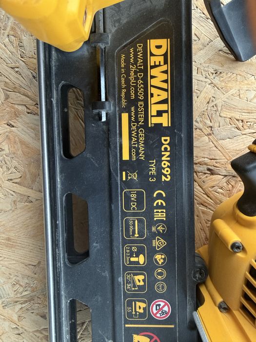 Gwoździarka DeWalt DCN692