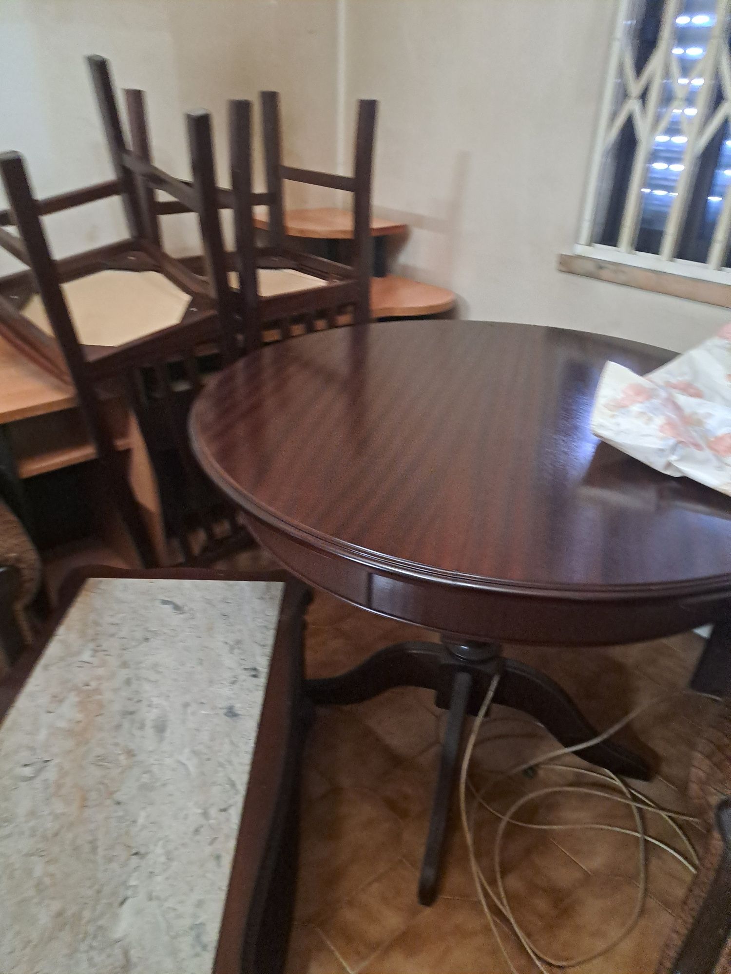 Mesa com 6 cadeiras para desocupar