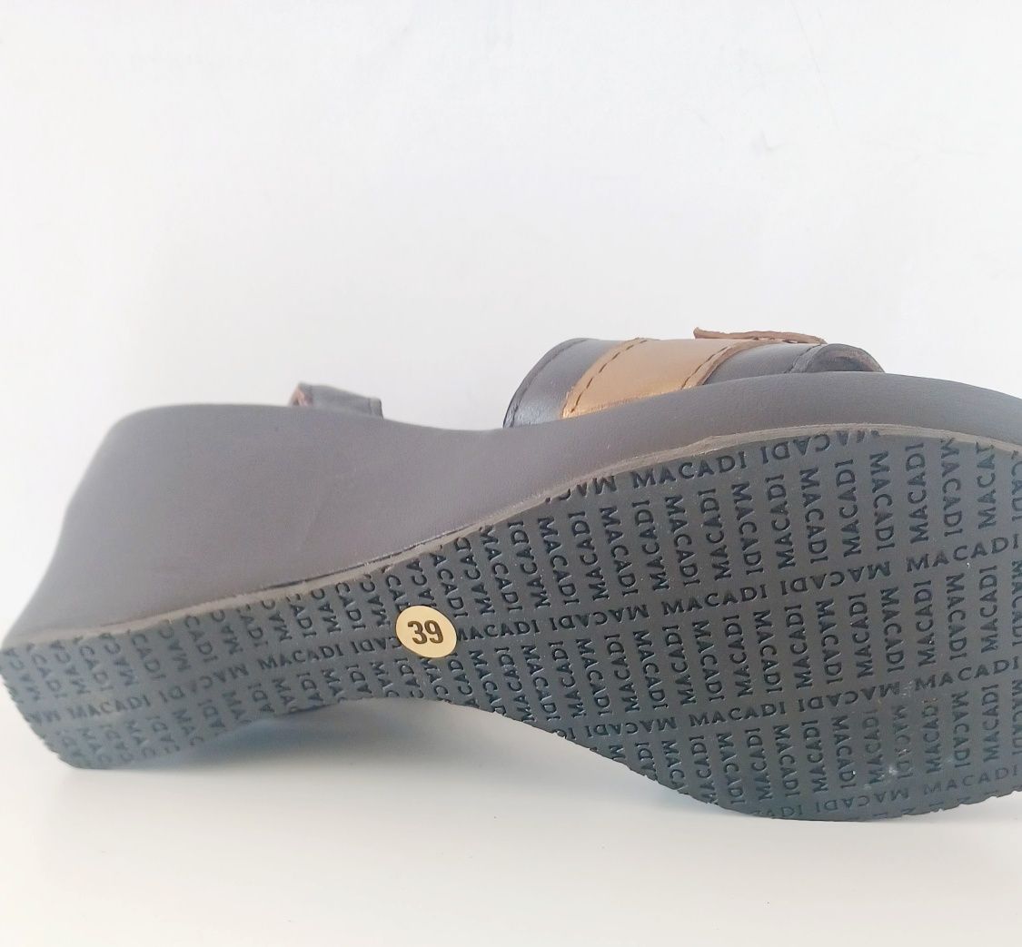 Sandalias em cunha ,pele genuína.