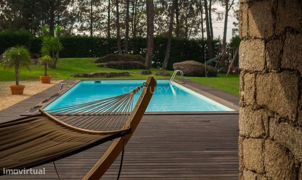 Propriedade em Pedra Térrea com Piscina, sala Jogos, campo futebol