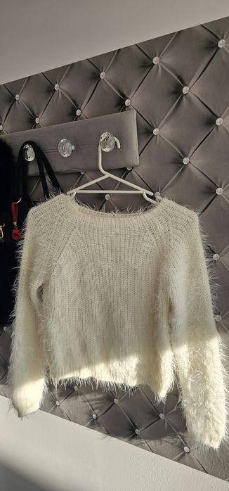 Sweter biały z włosem