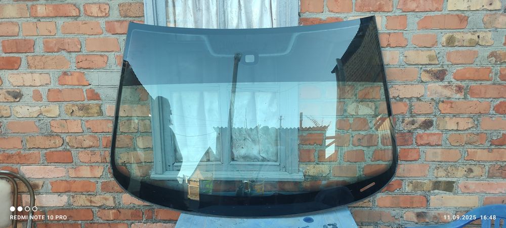 Продам лобовое стекло, оригинал.