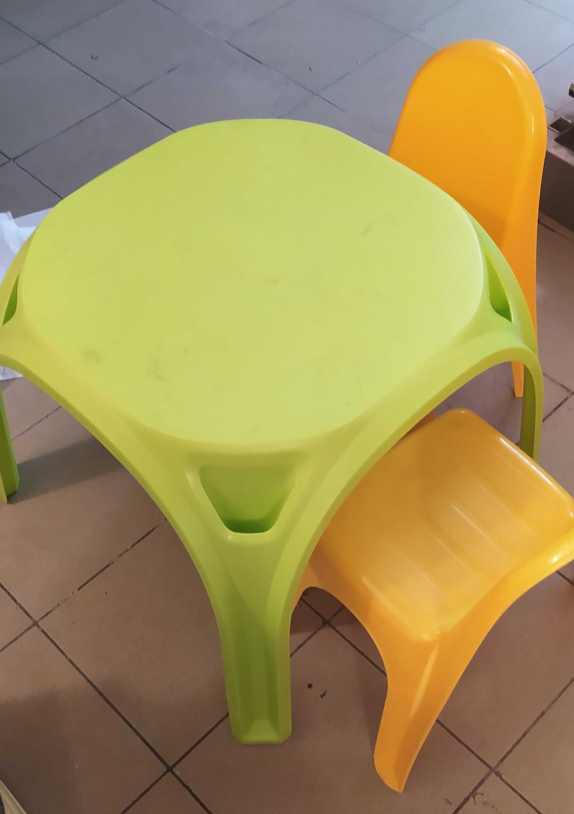 Stół i dwa krzesła dla dzieci
