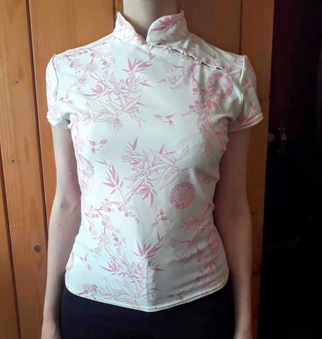 Bluzka w azjatyckim chińskim stylu biała wiśnia sakura ptaki