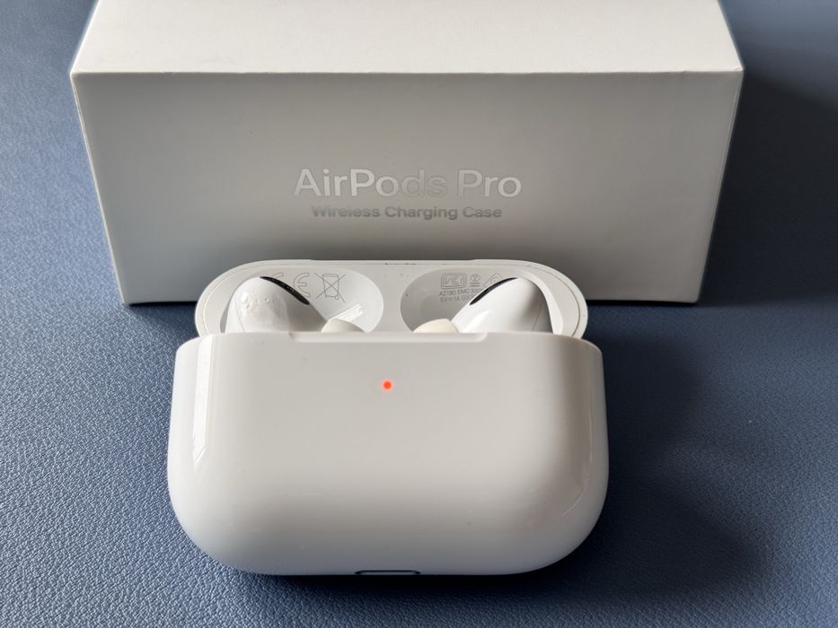 AirPods Pro - Wireless Charging Case