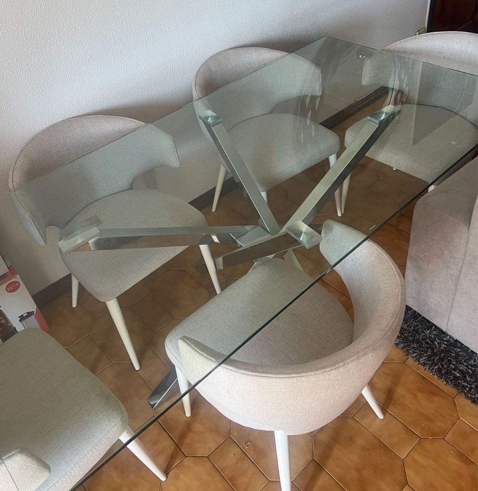 Mesa de jantar nao aconpanha caderias.