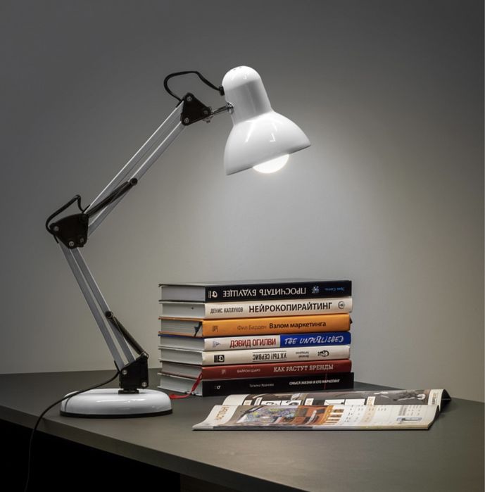 Настільна лампа з лампочкою