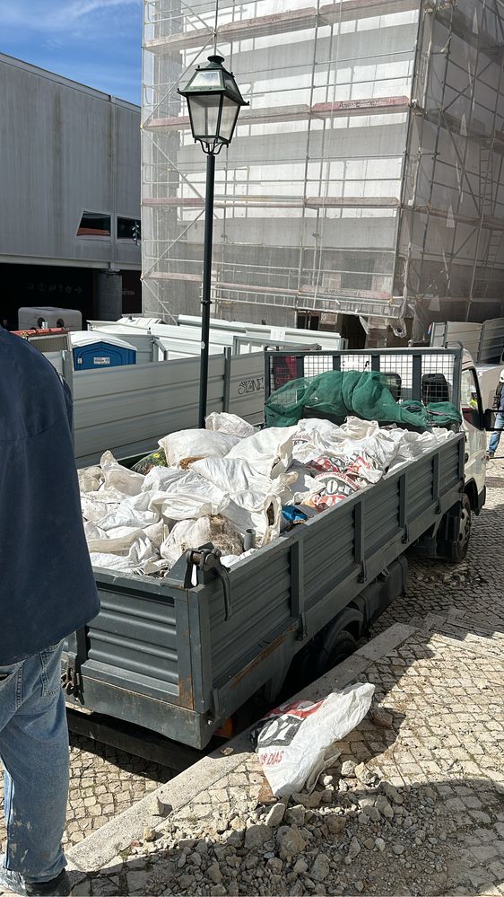 Recolha de entulho com carrinha