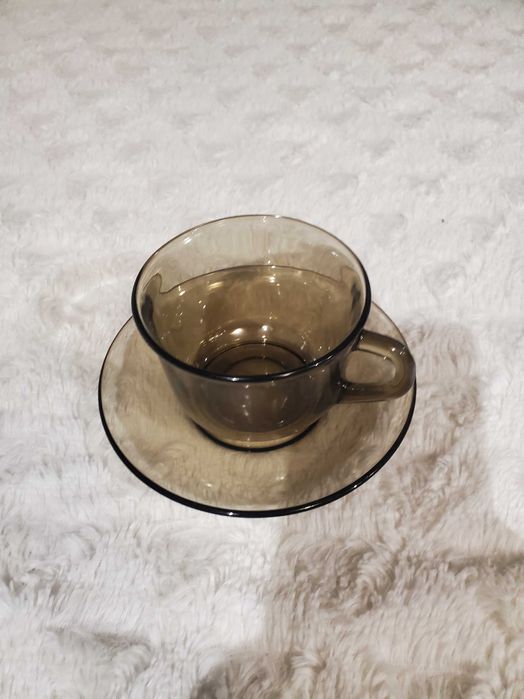 Francuskie filiżanki z podstawkami