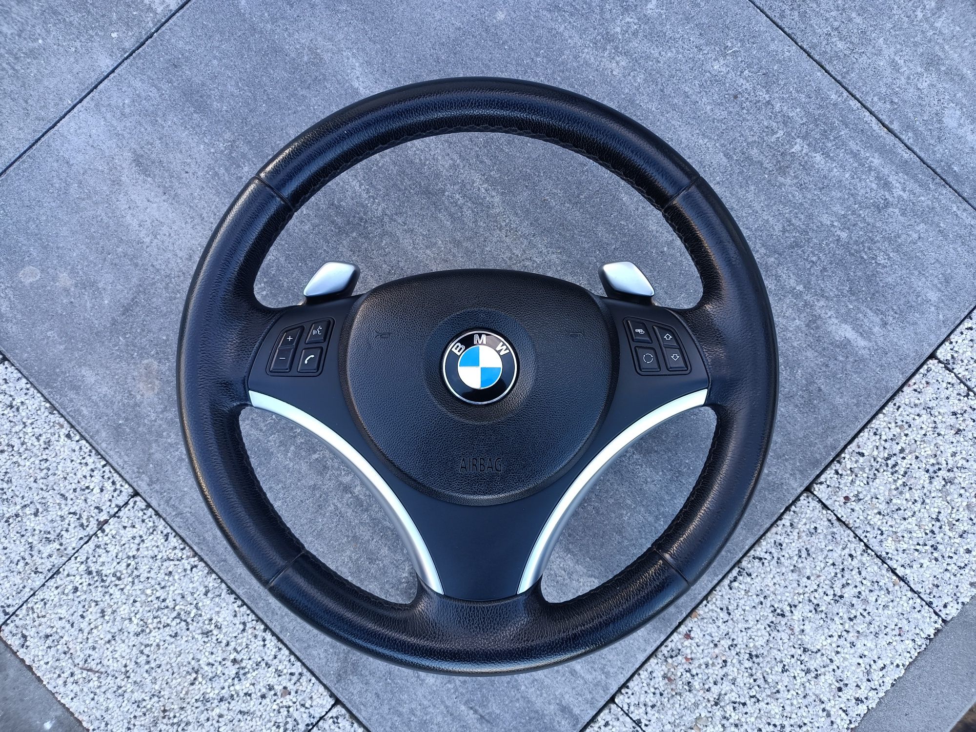 Kierownica M sport z łopatkami BMW E90 E91 E92 E93 E81 E87 E82 E88 X1
