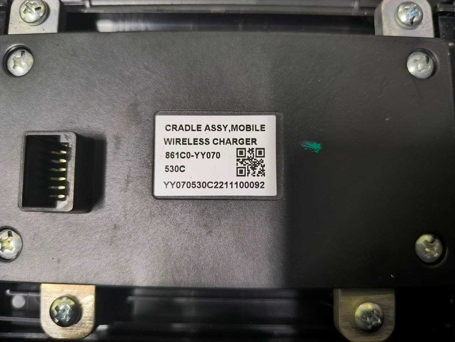 Бездротовий зарядний блочок в консоль 861C0-YY070 Toyota bZ4X оригінал